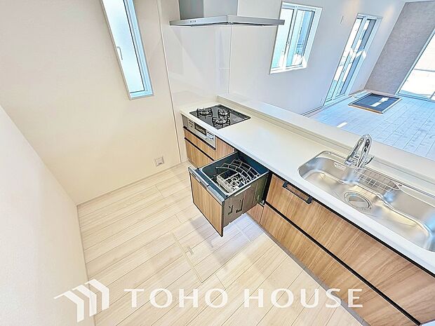 ビルトイン食器洗浄乾燥機付きのシステムキッチン。毎日の家事負担を軽減する嬉しい設備です。