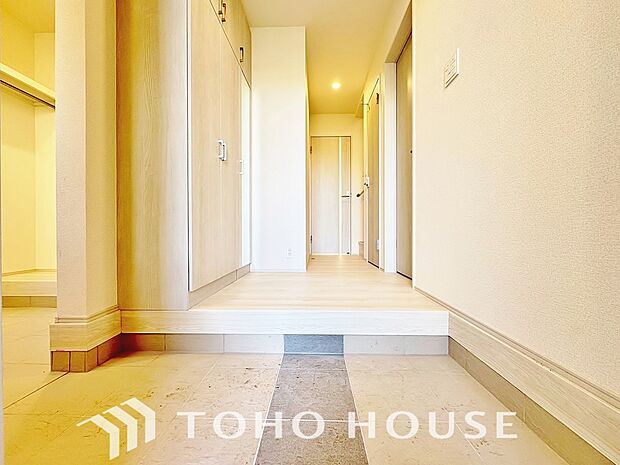 玄関そばの廊下収納。日用品のストックや防災グッズを置いたりと、何かと便利に使えます。