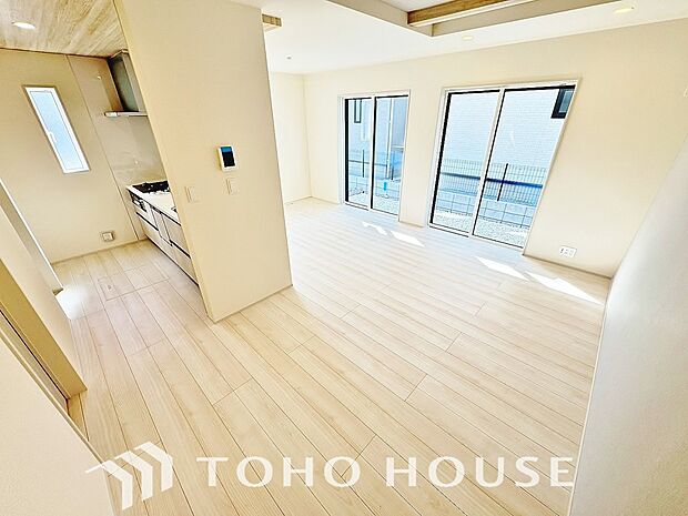 リビングも広く設け、訪れる人々を暖かく迎えてくれます。