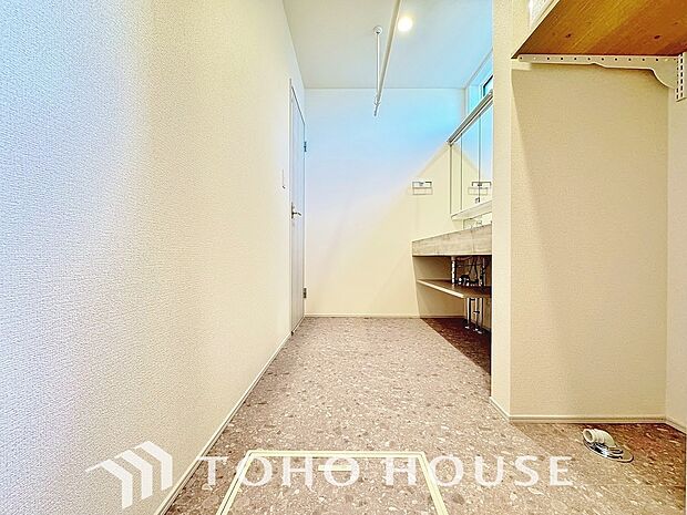 身だしなみのチェックがしやすい大きな鏡、下には収納がたっぷり。スッキリとした空間を演出いたします。