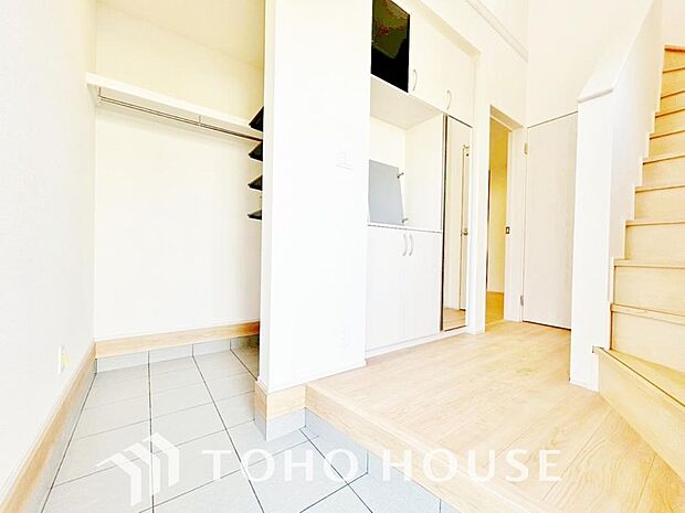 温かみのある色合いでデザインされた玄関は、優しい雰囲気です。帰りたくなる、安息の住まいです。