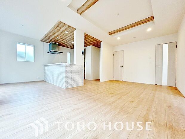 心温まるくつろぎを楽しめるリビングは、静かで落ち着いた癒しの空間となり、家族とゆったり過ごせます。