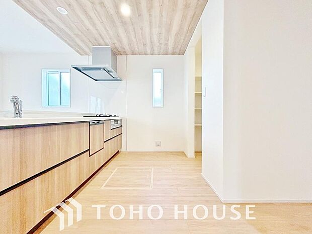 大型の冷蔵庫も配置できる広々としたキッチンスペースでお料理や家事をスムーズに進めることができます。