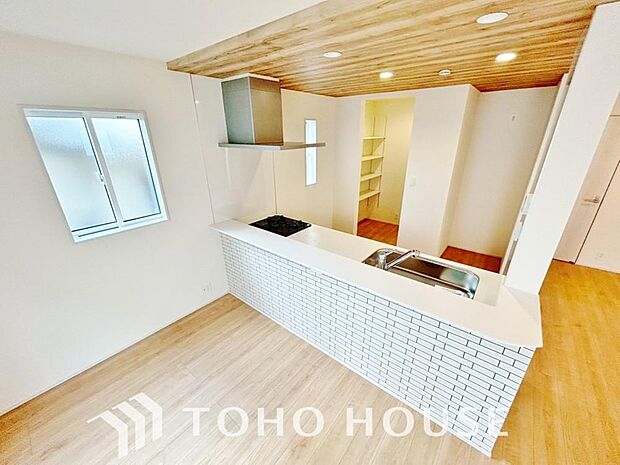 広々キッチンを採用。みんなで作った料理を召し上がりながらの会話は、どのような物になるのでしょうか。