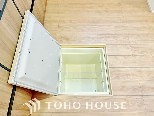 キッチン下部に設けた床下収納。缶詰のストックや非常食、梅酒や味噌などの保存食入れとして利用可です。