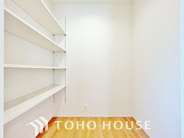 買い置きした日用品や食品等を収納する場所として、最適なキッチンスペースのパントリー収納がございます。