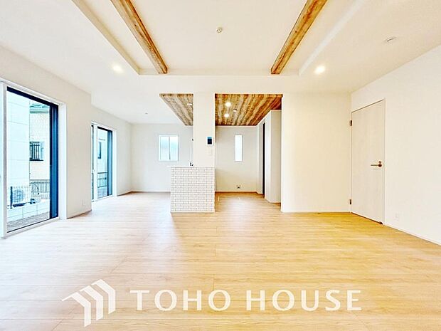 広々としたLDKは、家族が自然に集まりやすく、一緒に過ごす時間を楽しめる工夫が施されています。