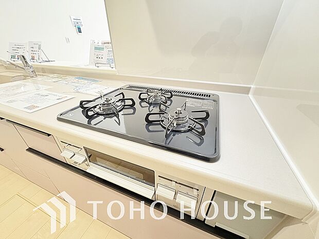 3口コンロは一度に複数のお料理を作ることができるメリットがあります。毎日のキッチンタイムを効率よく。