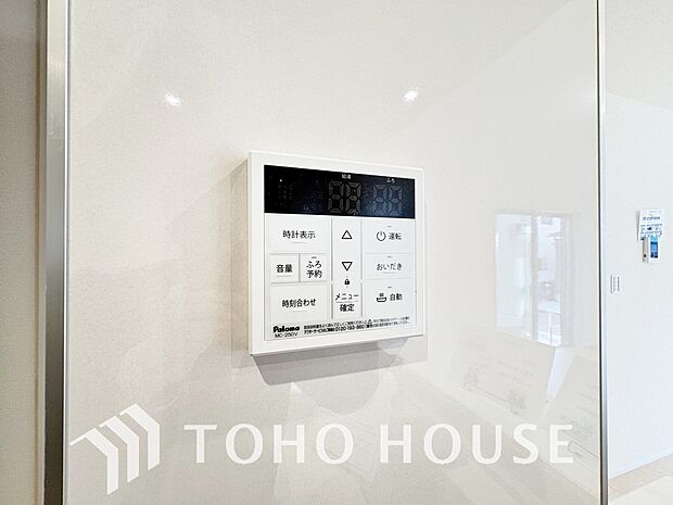 スイッチひとつで湯を浴槽に張ったり、保温や追い焚き機能を自動で行える便利なオートバスシステムを搭載。