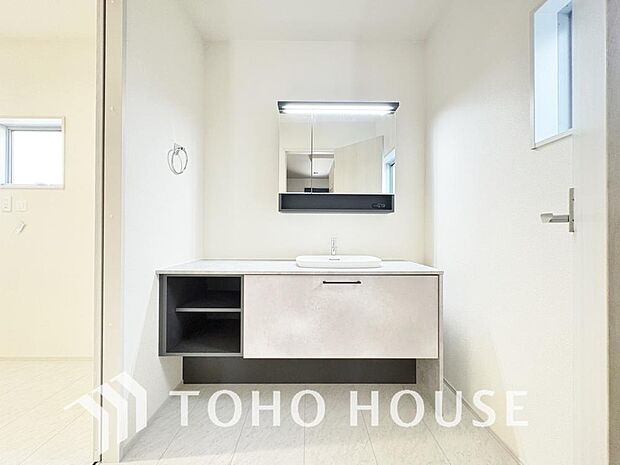手で洗いたい大切な服など、広く使えると助かる洗面台は汚れの付きにくい形状と素材で造られております。