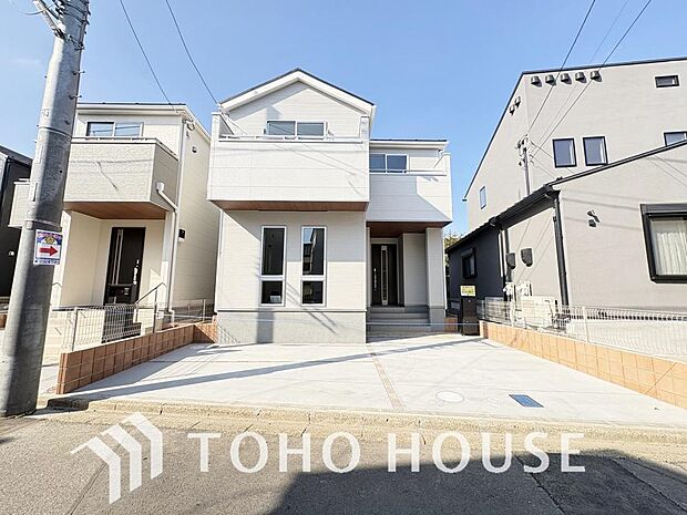 ゆったりとした駐車スペースを確保いたしましたので、大きめのお車でも駐車可能です。