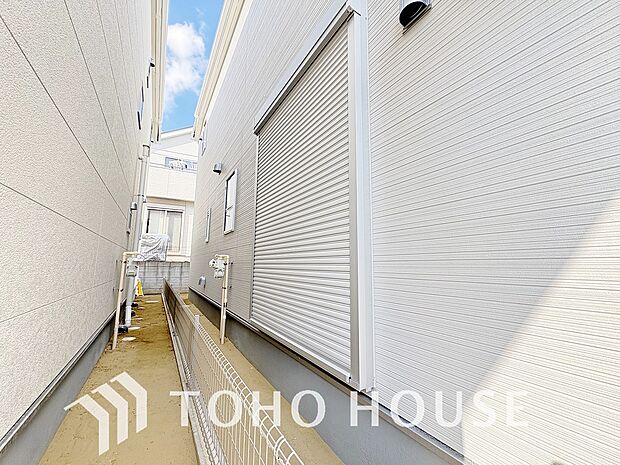 戸建にも防犯機能シャッターを完備しております。寒い冬でも中から開閉が可能ですのでラクラクな所も便利です。