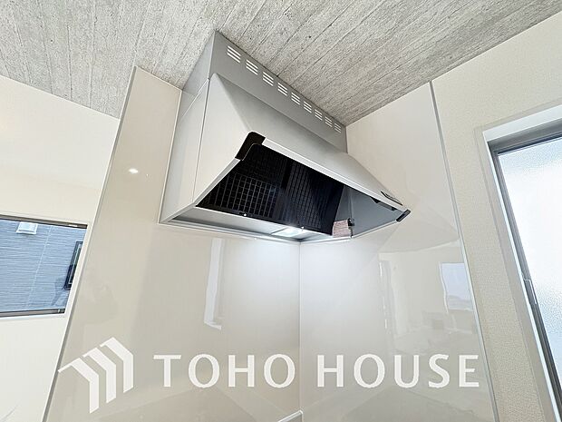 最新のレンジフードは静音性や省エネ性能が向上しデザインもスタイリッシュ。効率的な換気で料理を快適に。