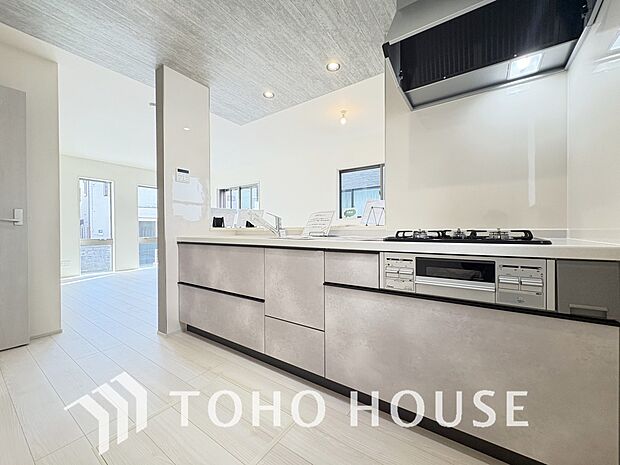 キッチンの収納は、デッドスペースになりやすい箇所を有効活用できる、スライド式収納を採用しました。