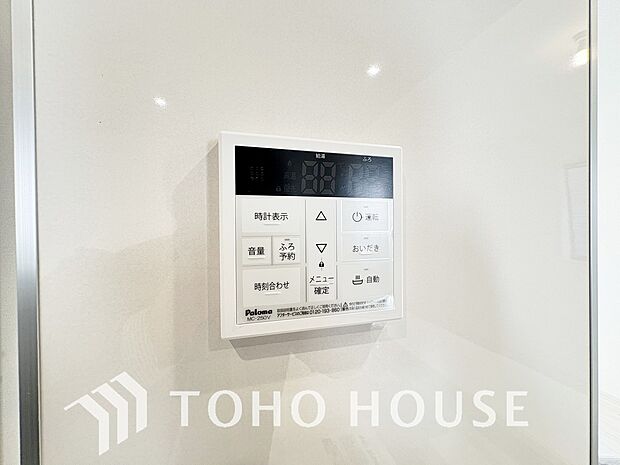 スイッチひとつで湯を浴槽に張ったり、保温や追い焚き機能を自動で行える便利なオートバスシステムを搭載。