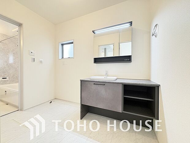 身だしなみのチェックがしやすい大きな鏡、下には収納がたっぷり。スッキリとした空間を演出いたします。