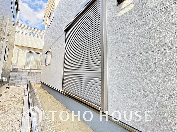 戸建にも防犯機能シャッターを完備しております。寒い冬でも中から開閉が可能ですのでラクラクな所も便利です。