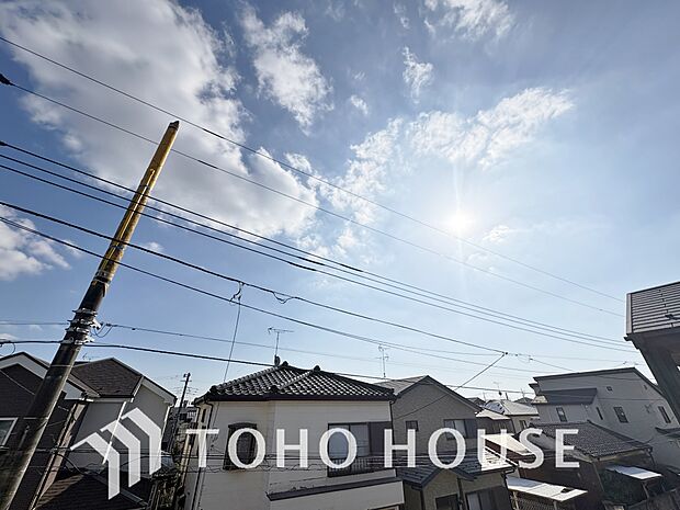 その豊かな眺望にふさわしい空間には、通風・採光にも優れ、心地よい光と風があふれています。