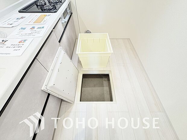 床下収納の場合は使っていない空間を有効利用するので、キッチンを狭くすることなく収納場所を増やせます。