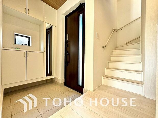 毎日みんなを見送り、そして迎え入れる場所だから。帰りたくなる家をテーマに設計した、自慢の玄関です。