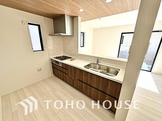 夫婦そろってキッチンに立っても調理がしやすく余裕の広さ。家事をしながら会話も弾みます。