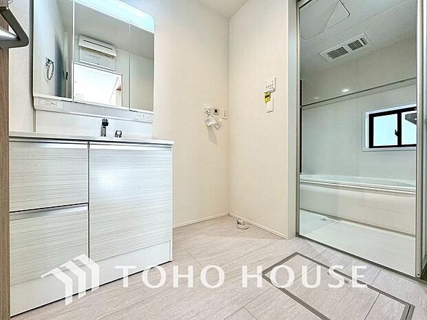 手で洗いたい大切な服など、広く使えると助かる洗面台は汚れの付きにくい形状と素材で造られております。