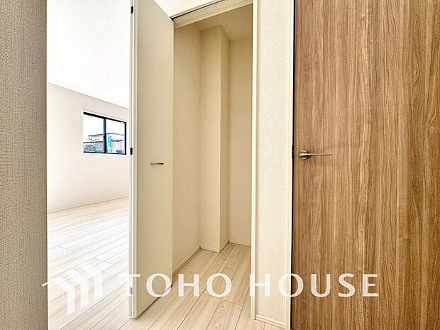 建物内部の収納には拘りました。共有部分に設けた収納。お荷物が多い方にも安心です。