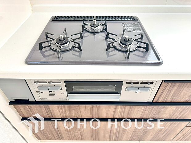 3口コンロは一度に複数のお料理を作ることができるメリットがあります。毎日のキッチンタイムを効率よく。