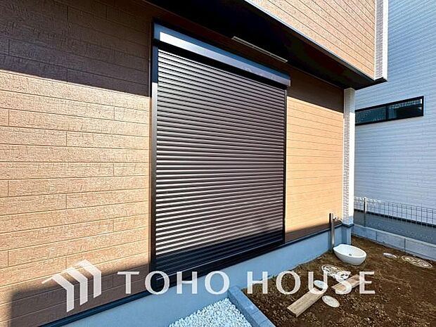 戸建にも防犯機能のシャッターを完備しております。寒い冬でも中から開閉が可能ですのでラクラクな所も便利です。