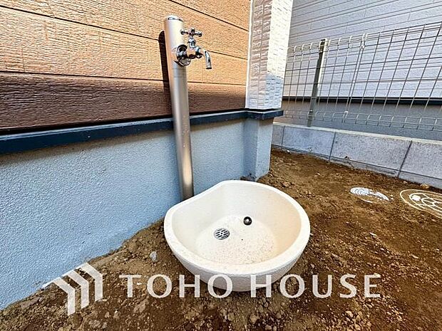 外には立水栓を設置してありますで、大切なお車の洗車にも汚れた靴を洗ったり、庭の植栽への水やりにも便利な設備です。