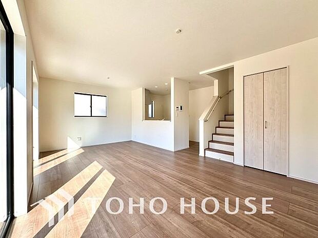 光と風があふれる開放的なリビングダイニングには自然と家族みんなが集まってきます。