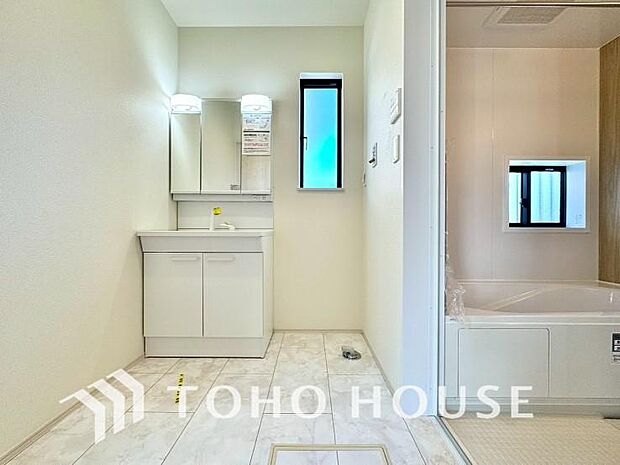 平日の朝であっても、落ち着きとくつろぎを感じられる空間。気持ちよく身だしなみを整えられます。