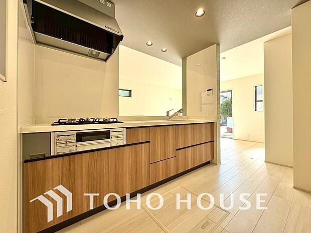 美しく使いやすいキッチン空間。優しい温もりを醸し出すキッチンは料理の為の配慮を随所に注ぎました。