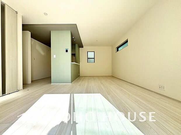 光と風があふれる開放的なリビングダイニングには自然と家族みんなが集まってきます。