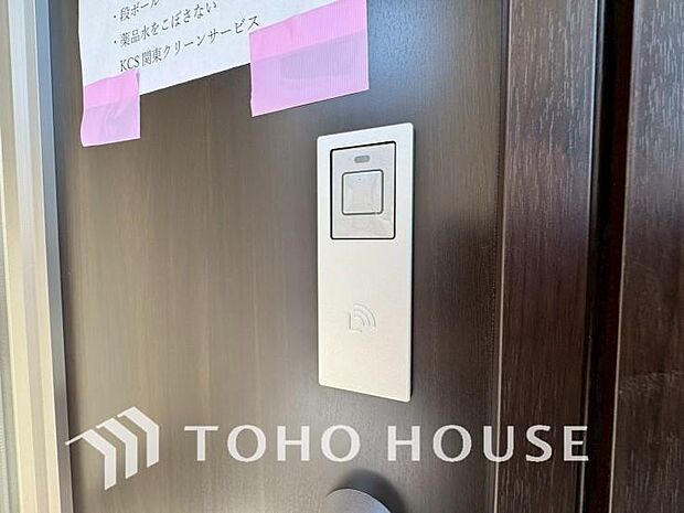 ボタンで施錠・解錠可能な電子錠は、防犯対策に優れ人気です。