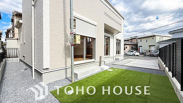 お子様がお庭で遊ぶのを見守りつつ、キッチンでお料理やリビングでくつろぐことができる安心な間取り。