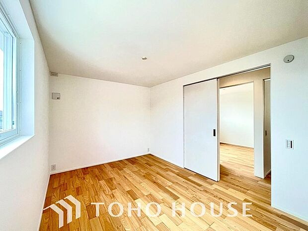 一日の疲れを癒やしてくれる主寝室。時を忘れて過ごす場所として過ごせるお部屋。