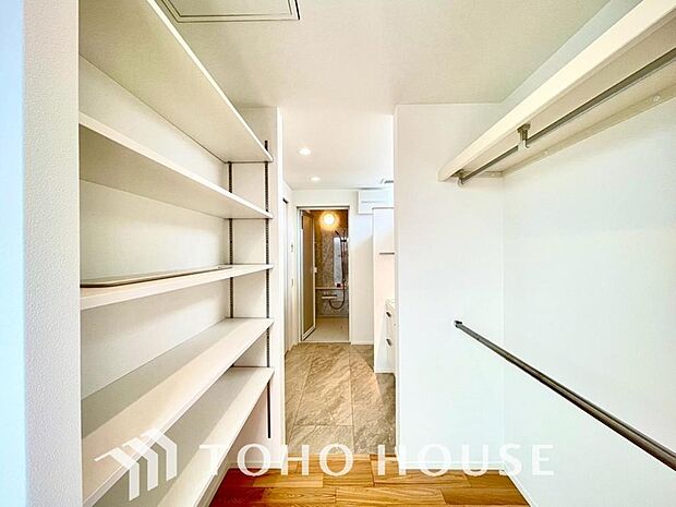 大容量のウォークインクローゼット。大きさ＆広さの感覚が画像では伝わりづらいので是非現地をご覧下さい。