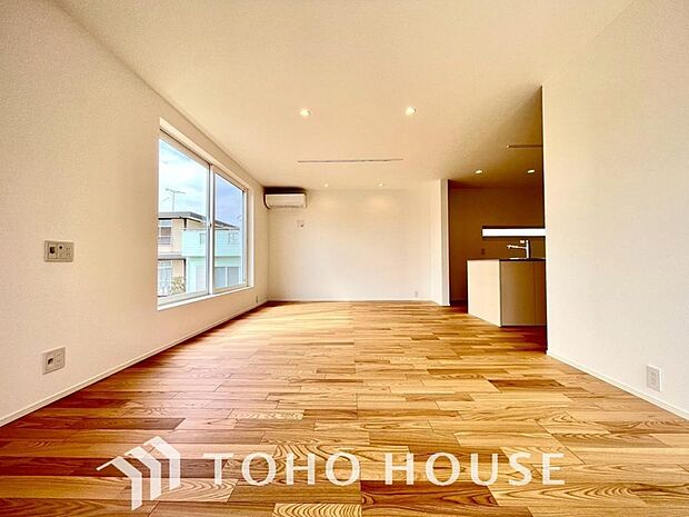 光が注がれる青い空から鮮やかに赤色にゆっくりと染まる。そんな優しい時間がここでは流れてゆく。