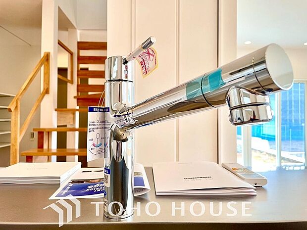 ワンタッチで浄水と原水を切り替えできる浄水器一体型水栓は水道水に含まれる有害物質を除去してくれます。