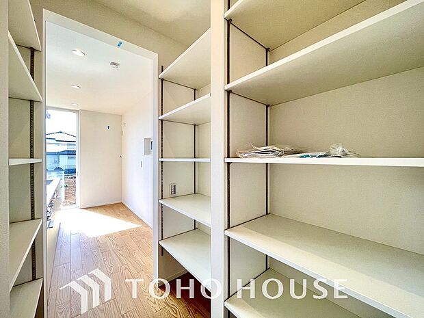 忙しい共働き世帯など、食品の買い置きや日用品のストックに大変便利なパントリー収納が備わってます。