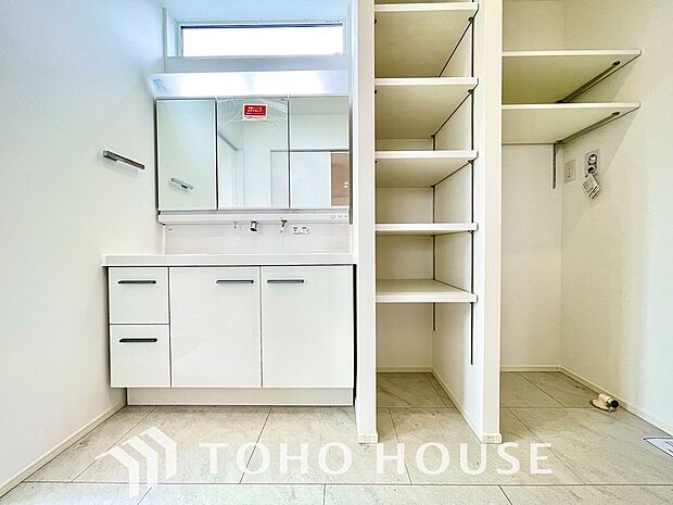 手で洗いたい大切な服など、広く使えると助かる洗面台は汚れの付きにくい形状と素材で造られております。