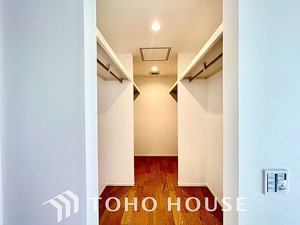 大容量のウォークインクローゼット。大きさ&広さの感覚が画像では伝わりづらいので是非現地をご覧下さい。