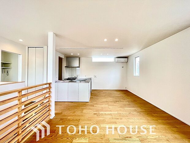 光が注がれる青い空から鮮やかに赤色にゆっくりと染まる。そんな優しい時間がここでは流れてゆく。