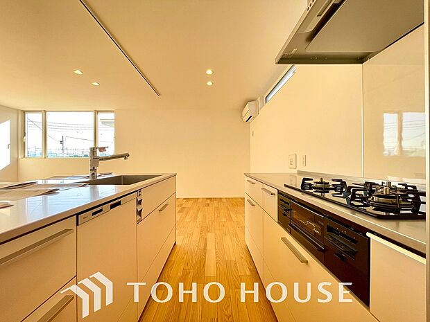 お料理の上手な方が、独壇場でお料理の腕を披露するスタイルに向いているキッチンです。