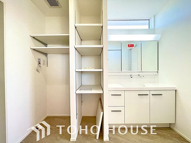 手で洗いたい大切な服など、広く使えると助かる洗面台は汚れの付きにくい形状と素材で造られております。