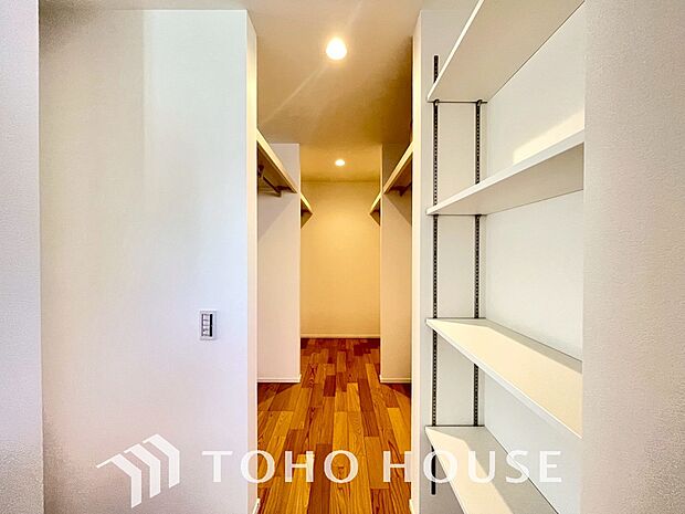 大容量のウォークインクローゼット。大きさ&広さの感覚が画像では伝わりづらいので是非現地をご覧下さい。