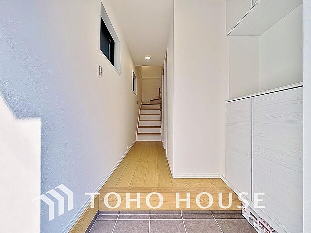 玄関そばの廊下収納。日用品のストックや防災グッズを置いたりと、何かと便利に使えます。