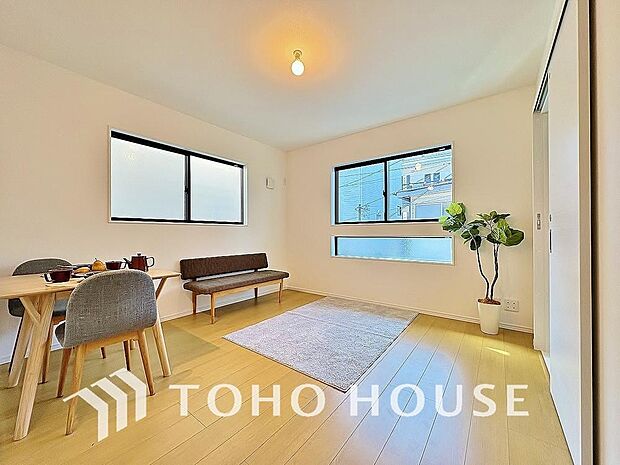 光が注がれる青い空から鮮やかに赤色にゆっくりと染まる。そんな優しい時間がここでは流れてゆく。