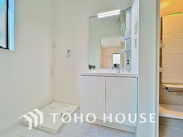 身だしなみのチェックがしやすい大きな鏡、下には収納がたっぷり。スッキリとした空間を演出いたします。